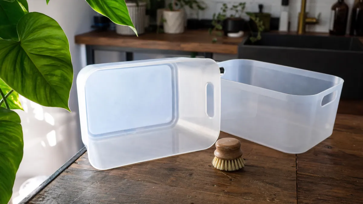 Comment nettoyer efficacement vos bacs de rangement plastique